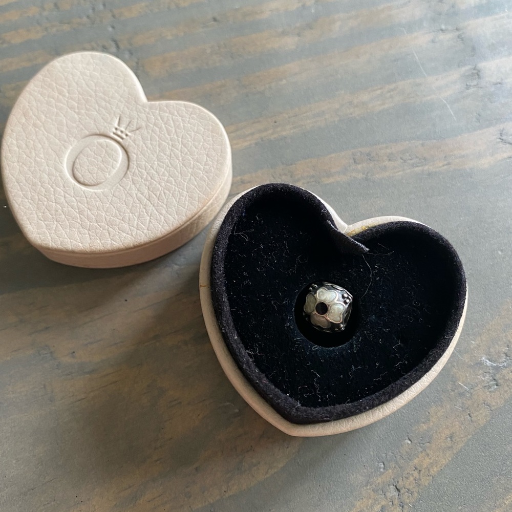 White flower pandora charm